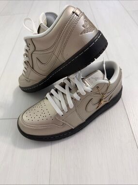 New Without Box Nike Low-Top Sneakers in Taupe and Black with White Laces